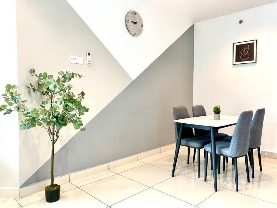 Mansion One Suites - Seaview Modern 2 Bedroom Suites Джорджтаун Экстерьер фото