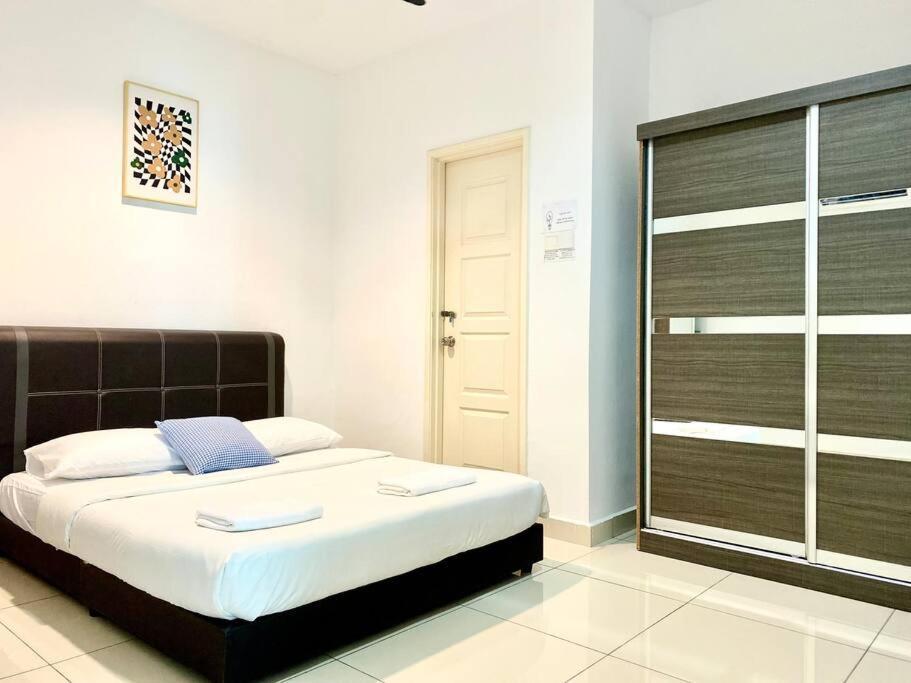 Mansion One Suites - Seaview Modern 2 Bedroom Suites Джорджтаун Экстерьер фото