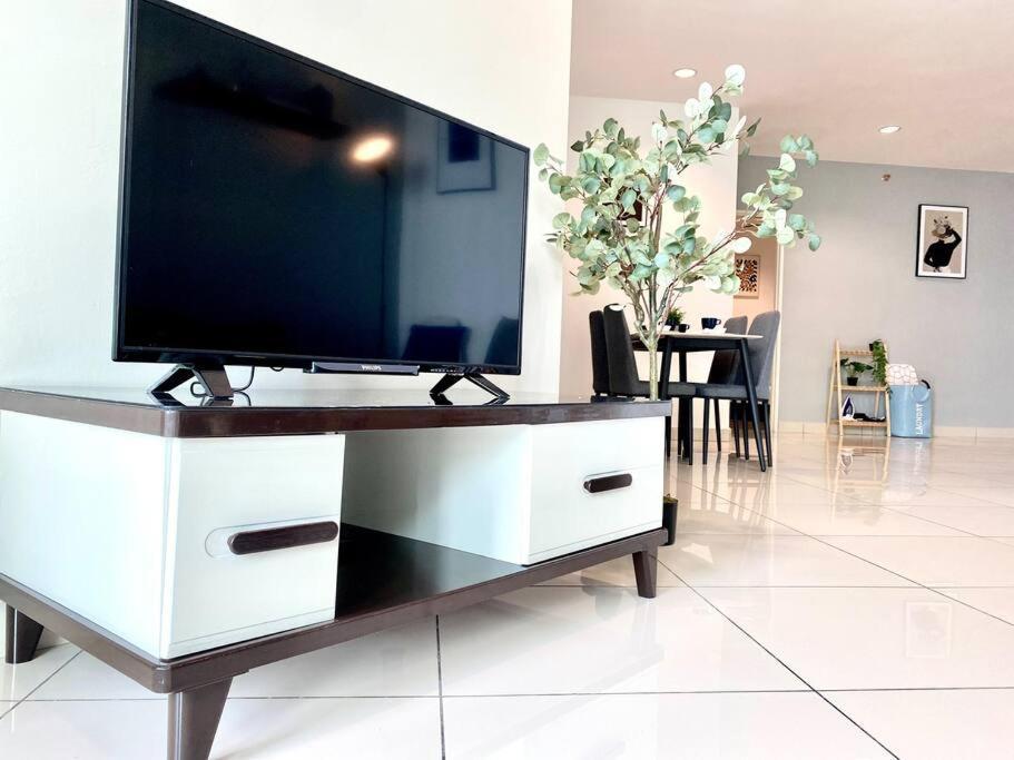 Mansion One Suites - Seaview Modern 2 Bedroom Suites Джорджтаун Экстерьер фото